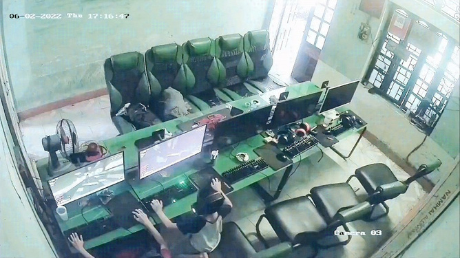 网吧电脑被砸图片