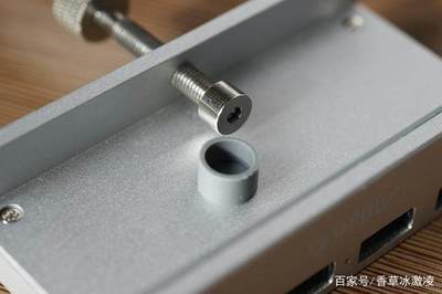电脑桌卡扣螺丝怎么拆