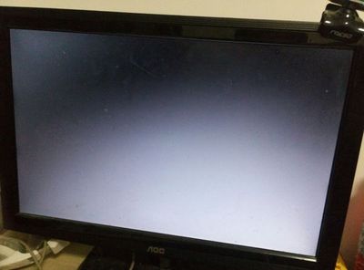 电脑屏幕中间出现黑色