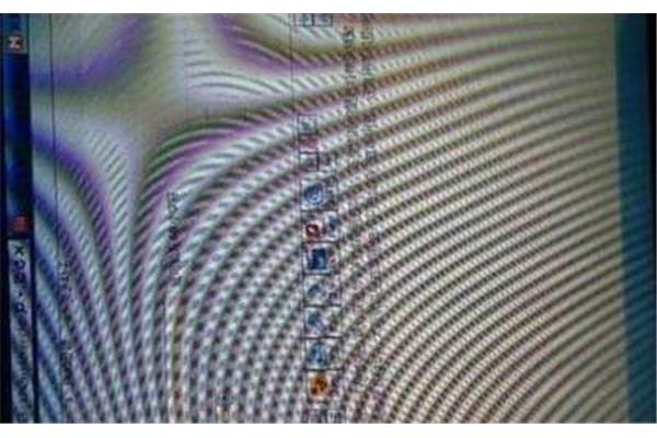 电脑液晶屏幕出现条纹