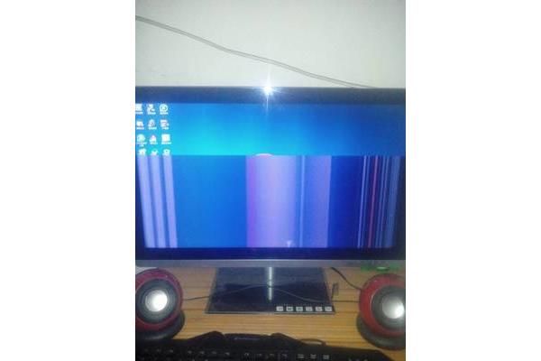 电脑液晶屏幕出现条纹