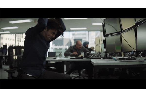 老外砸电脑的gif