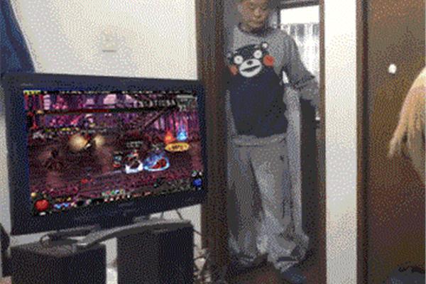 老外砸电脑的gif