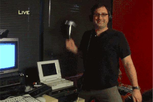 老外砸电脑的gif