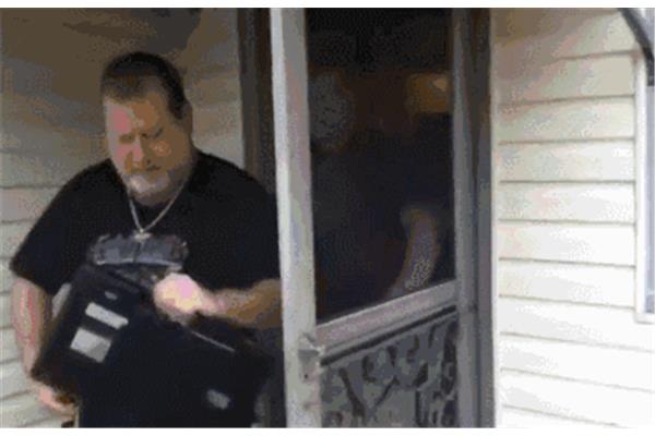 老外砸电脑的gif